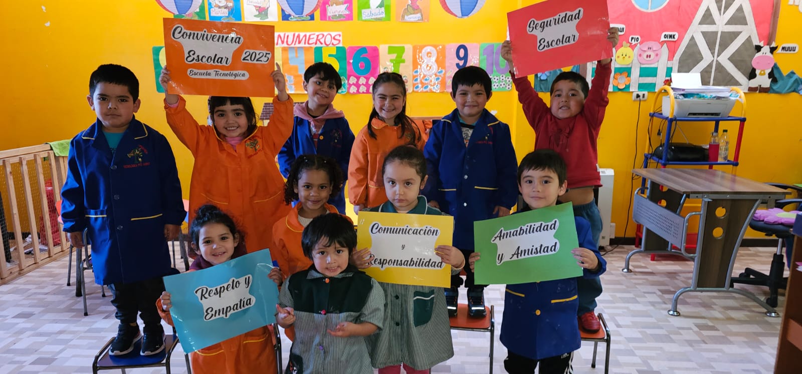 Convivencia Escolar 2025 con carteles de valores